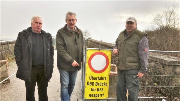 Bahnbrücke gesperrt, aber 8 Kilometer Umweg sind Bauern zu viel