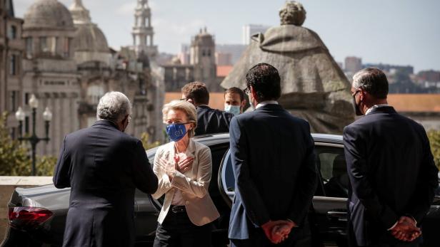 EU-Sozialgipfel in Porto: EU-Kommissionschefin Ursula von der Leyen wird von Portugals Premier Costa begrüßt