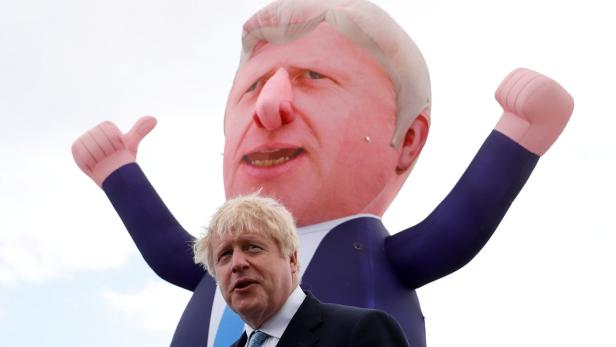 Der aufgeblasene Johnson und der echte davor: Der Premier kam und ließ sich feiern