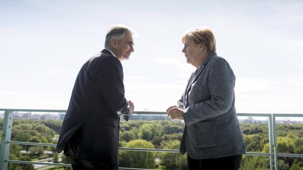 Unterredung mit Blick auf den Kanzlergarten: Merkel und Faymann stimmten am Dienstag ihr Vorgehen in der EU ab – sie fordern einen EU-Flüchtlingsgipfel.