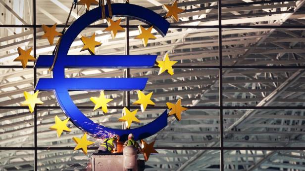 Demontage der Euro-Skulptur am Flughafen Frankfurt.