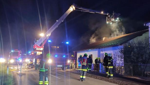 Knapp 100 Feuerwehrleute waren beim Brand in Aschbach eingesetzt