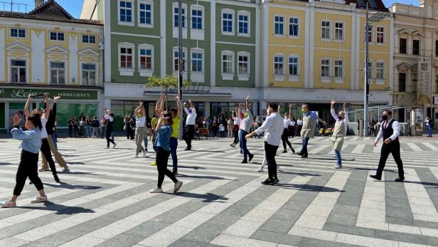 Hier tanzen die St. Pöltner Wirte der Eröffnung am 19. Mai entgegen