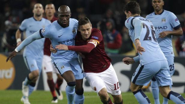 Fußballspieler von Manchester City und AS Rom kämpfen um den Ball.