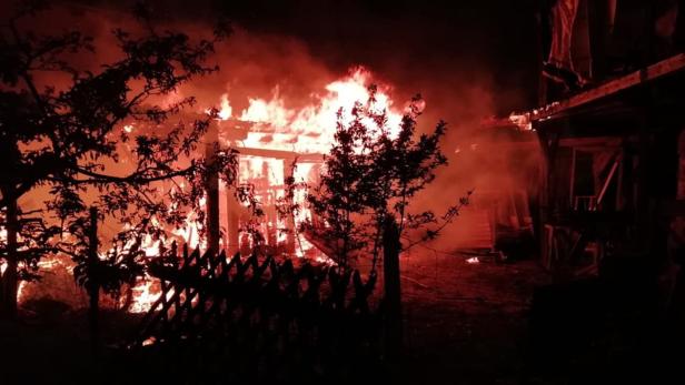Gartenhaus stand lichterloh in Flammen, als die Feuerwehr zum Einsatzort kam