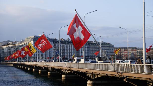 Erstes Referendum zu Corona-Politik: Schweizer stimmen über Covid-19-Gesetz ab