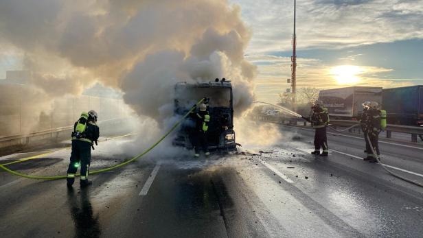 Fahrzeugbrand: Südost Tangente gesperrt