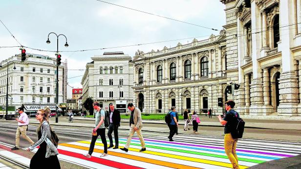 Immer mehr Schutzwege in Wien bekommen die Farben der homosexuellen Community .