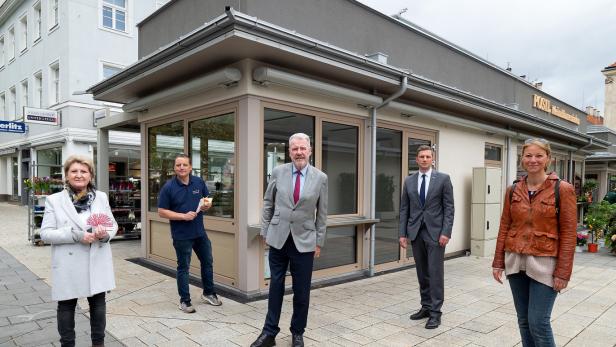 Stadträtin Erika Buchinger, &quot;Marienmarkt&quot;-Standler Wolfgang Wilczek, Bürgermeister Klaus Schneeberger, Magistratsdirektor Markus Biffl und Gastronomin Simone Leonhard.