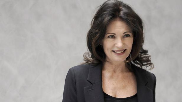 Ein Porträt von Mary Steenburgen mit dunklen, gewellten Haaren und einem Blazer.