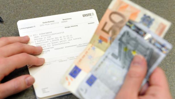 Ein Kontoauszug der Erste Bank mit Euro-Banknoten im Vordergrund.