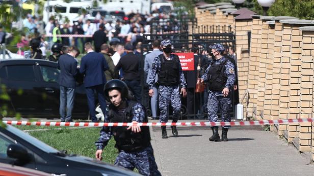 Sicherheitskräfte vor der Schule in Kazan