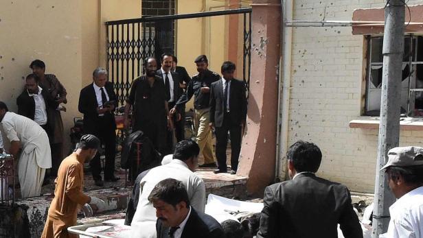 Dutzende Tote bei Anschlag vor pakistanischer Klinik