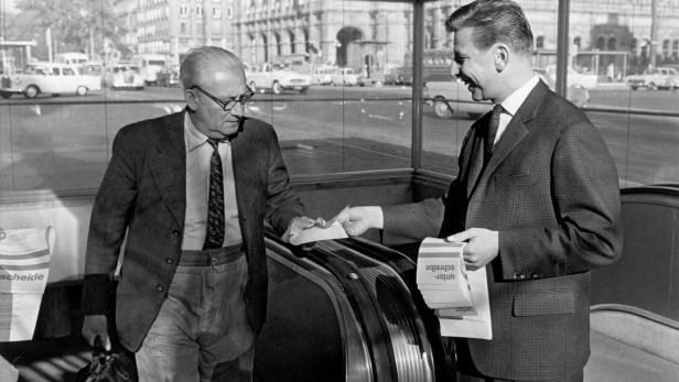 Portisch verteilte auch selbst an Passanten Aufrufe zur Unterstützung des Rundfunkvolksbegehrens 1964 (hier am Ring, bei der Wiener Staatsoper)