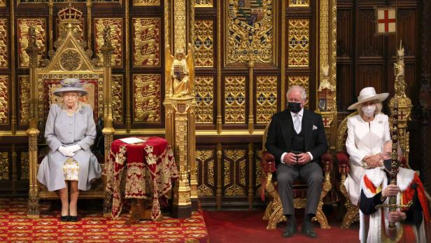 Ohne Krone und Mantel: Queen absolviert ersten großen Aufritt seit Prinz Philips Tod