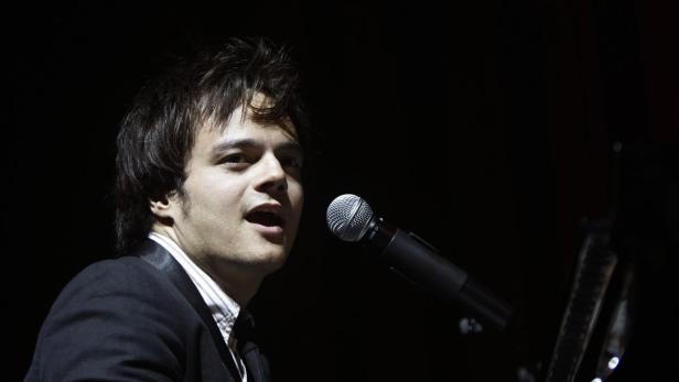 British jazz pianist and singer Jamie Cullum performs during a concert in Barcelona May 27, 2010. REUTERS/Albert Gea (SPAIN - Tags: ENTERTAINMENT PROFILE IMAGES THE DAY)