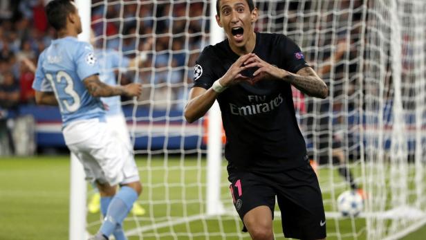 Ángel Di María jubelt mit einer Herzgeste vor dem Tor.