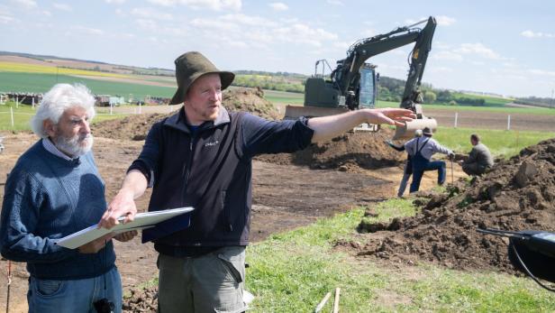 Zwei Suchende: Archäologe Nikolaus Franz erklärt Gabor Vadasz, dem Sohn eines der Opfer, was die Satellitenfotos zeigen