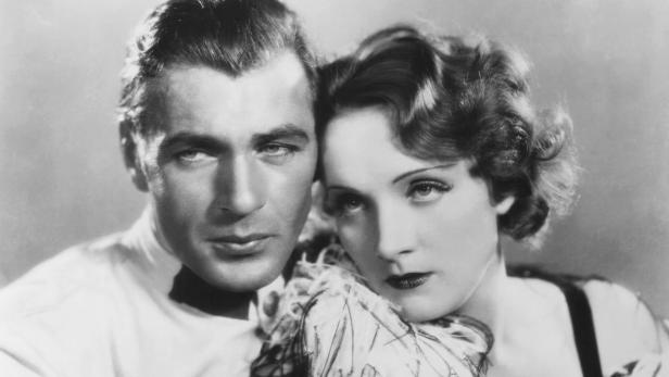 Gary Cooper 1930 mit Marlene Dietrich in Sternbergs Liebesdrama „Morocco“