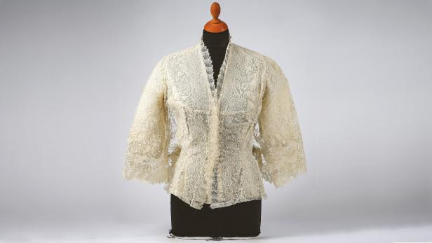 Ab 8000 Euro kommt die persönliche Jacke von Kaiserin Elisabeth - aus glücklicheren Tagen - bei einer Auktion im Dorotheum unter den Hammer.