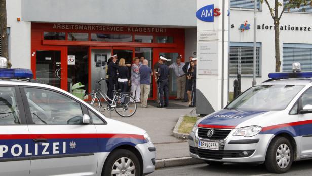 APA4648868-2 - 18072011 - KLAGENFURT - ÖSTERREICH: ZU APA 208 CI - Die Meldung, dass eine bewaffnete Person im Gebäude des Arbeitsmarktservice (AMS) in Klagenfurt gesehen worden sei, hat am Montag, 18. Juli 2011, in der Früh einen Großeinsatz der Polizei ausgelöst. Das Gebäude wurde evakuiert und von der Cobra durchsucht, nach zwei Stunden wurde Entwarnung gegeben, es hatte sich um einen Fehlalarm gehandelt. Im Bild: Polizei bei der Evakuierung des Gebäudes. APA-FOTO: GERT EGGENBERGER