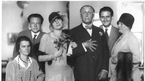 Haushälterin Mitzi Schnabl war auch bei Adolf Loos’ dritter Hochzeit dabei: Von links: Mitzi Schnabl, Norbert Krieger (Mitarbeiter von Loos), Claire Loos-Beck, der blödelnde Adolf Loos, Heinrich Kulka (Mitarbeiter), Olga Beck (Claires Mutter)