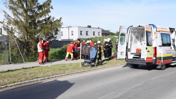 Zahlreiche Sanitäter kümmerten sich um die schwerverletzte Mutter und um die Insassen des Unfallautos