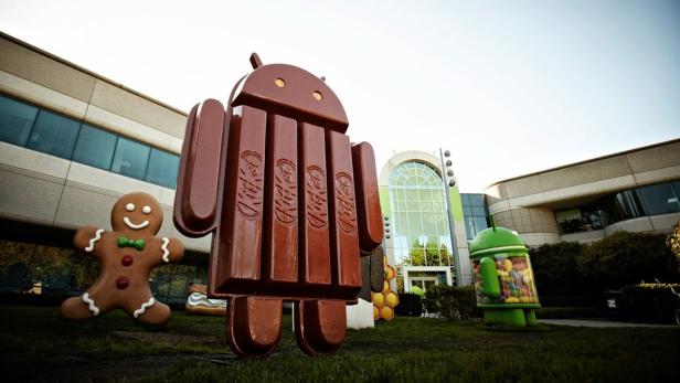 Auf dem Android-Campus stehen Figuren eines Lebkuchenmanns, eines KitKat-Androiden und eines Jelly-Bean-Androiden.