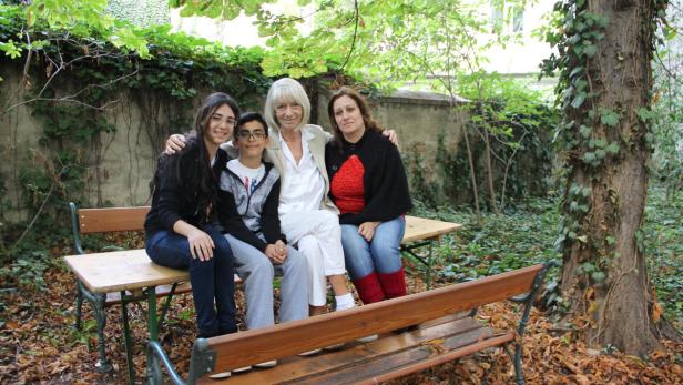 Beim ersten Treffen machten Samira und ihre Kinder gemeinsame Fotos mit Erika Pluhar.