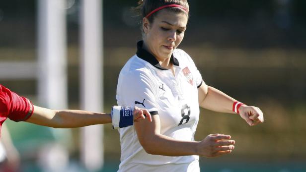 Eine österreichische Fußballspielerin im weißen Trikot mit der Nummer 8.