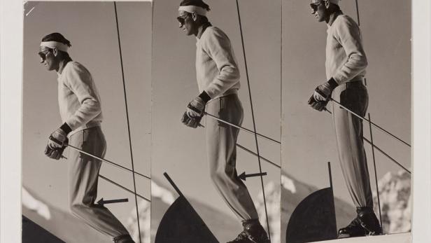 Ein Skifahrer in verschiedenen Phasen einer Abfahrt, dargestellt in drei nebeneinanderliegenden Bildern.