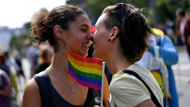 NEOS wollen Österreich als sicheren Hafen für LGBTIQ-Geflüchtete