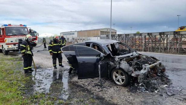 Auto ging bei Testfahrt in St. Pölten in Flammen auf