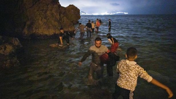Schwimmend in die EU gelangen: Tausende nützten die Nähe der spanischen Exklave