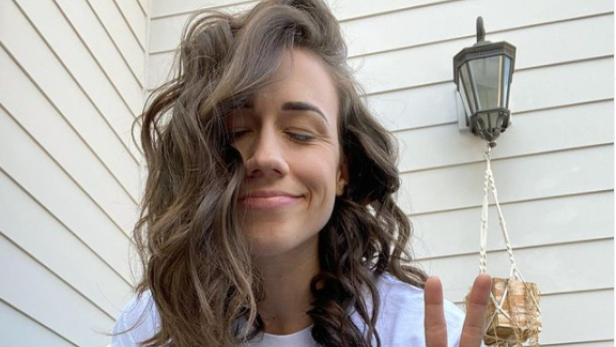Colleen Ballinger: Ex-Mann der YouTuberin erhebt schwere Vorwürfe Foto von der YouTuberin Colleen Ballinger, auf dem sie die Augen geschlossen hat und mit der linken Hand ein Peace-Zeichen formt