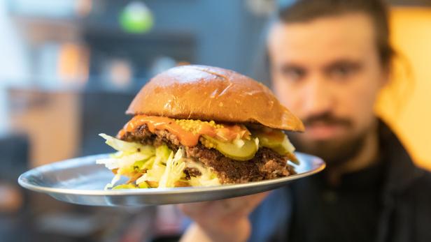Der Smash-Burger aus der Gumpendorfer zieht jetzt auf die Linke Wienzeile. Und Five Guys eröffnet eine neue Filiale im 20. Bezirk.
