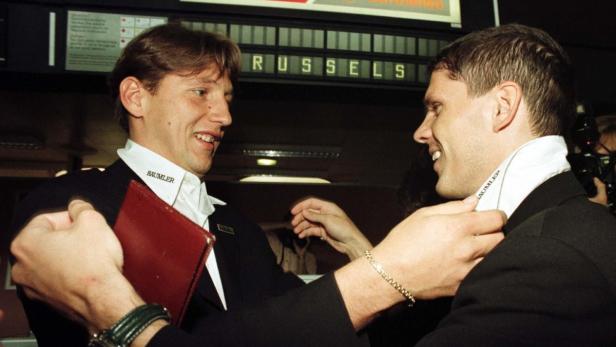 VIE01:RAPID:WIEN,7MAY96 - Die Mannschaft von Rapid reiste heute nach Bruessel, wo Mittwoch abend das Europacupfinale der Pokalsieger gegen Paris Saint Germain stattfindet. UBZ: Zoran Barisic (L) und Dietmar Kuehbauer (R) vor dem Abflug.lf/REUTER OESTERREICH/Photo by Heinz-Peter Bader REUTERS