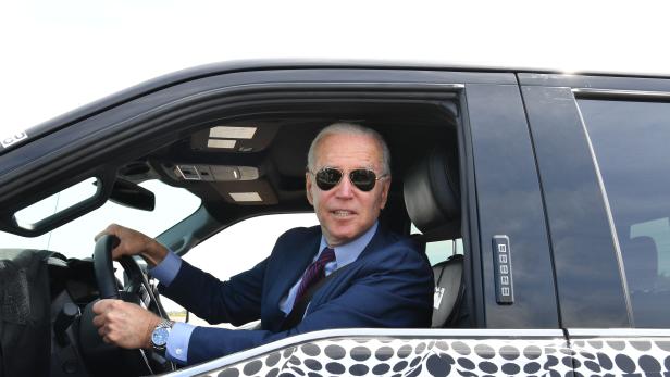 Biden testet Elektro-Truck von Ford: "Das Teil ist schnell!"