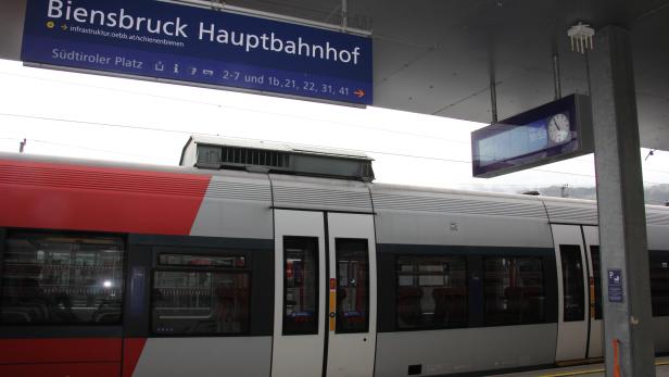Der Innsbrucker Hauptbahnhof wird zu &quot;Biensbruck&quot;.