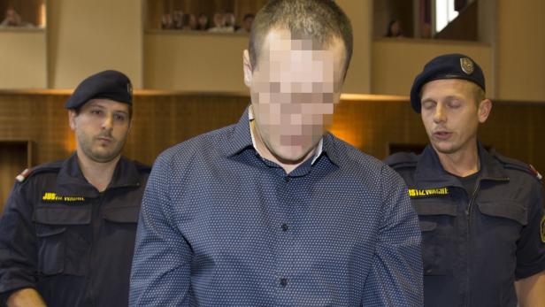 Der Angeklagte vor Prozessbeginn in Graz.