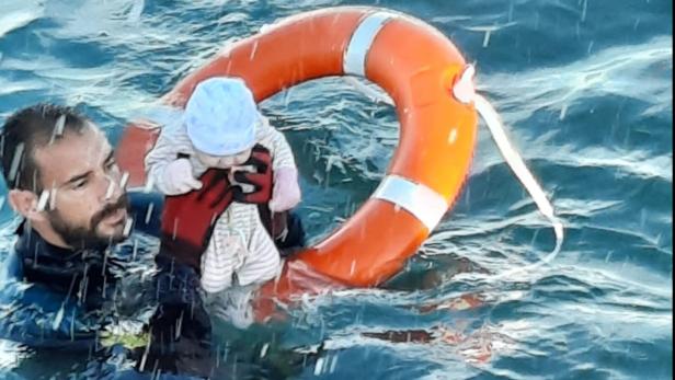 Polizist rettet Baby im Mittelmeer - und macht Schlagzeilen