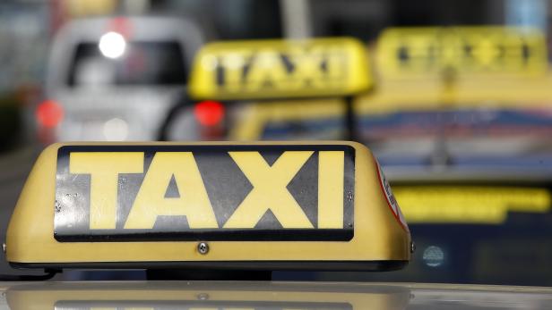 Ein gelbes Taxi-Schild auf dem Dach eines Taxis.
