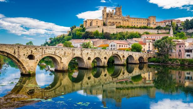 Die Kleinstadt Béziers, die heimliche Hauptstadt der okzitanischen Sprache, sieht man von Weitem stolz auf ihrem Hügel thronen, in ihrer Mitte die Kathedrale Saint-Nazaire