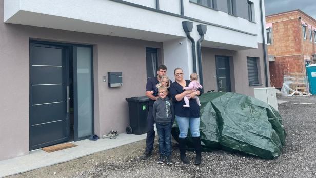Nicole und Erich Wartha wohnen seit zwei Monaten mit ihren drei Kindern in der Doppelhaushälfte in Lambach
