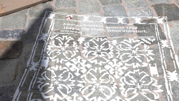 In Gedenken an Kremser Jüdinnen: 105 symbolische Teppiche