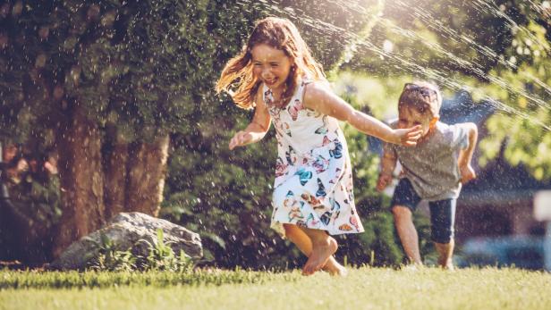 So wird der eigene Garten zum sicheren Spielplatz für Kinder