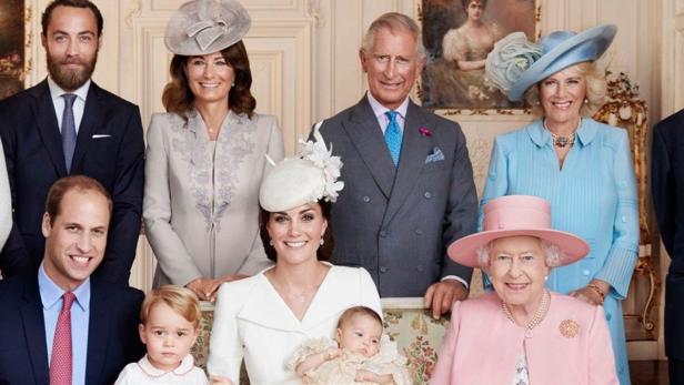 James (Kates Bruder) und Carole Middleton, Prinz Charles, Camilla, William, George, Kate, Charlotte und die Queen.