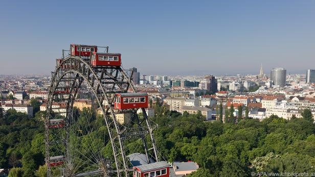 Wien-Besucher werden auch vom Riesenrad im Prater erwartet