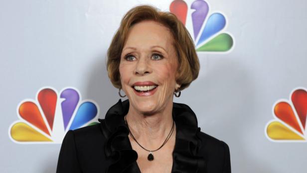 Actress Carol Burnett arrives for the taping of &quot;Betty White&#039;s 90th Birthday: A Tribute to America&#039;s Golden Girl&quot; in Los Angeles in this January 8, 2012, file photo. U.S. actress and comedienne Carol Burnett will be honoured with the Mark Twain Prize for American Humor, the top award for American comics, the John F. Kennedy Center for the Performing Arts said on May 21,2013. REUTERS/Sam Mircovich/Files (UNITED STATES - Tags: ENTERTAINMENT)