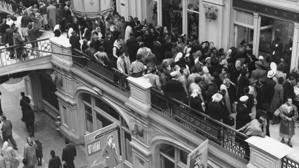 Menschenschlangen vor dem Kaufhaus GUM in Moskau: Portisch lernte 1962 die kommunistische Mangelwirtschaft hautnah kennen.